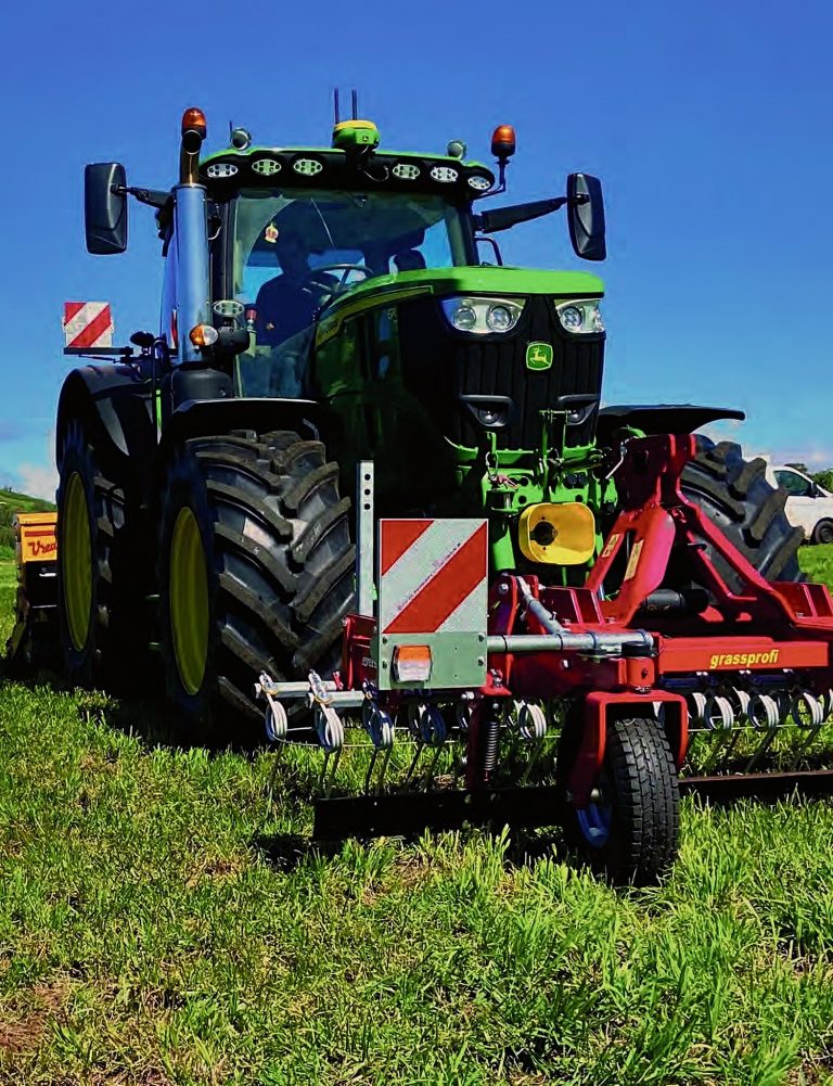 Tracteur et herse au travail dans une parcelle, photographie publiée dans l’Agenda de la Chambre