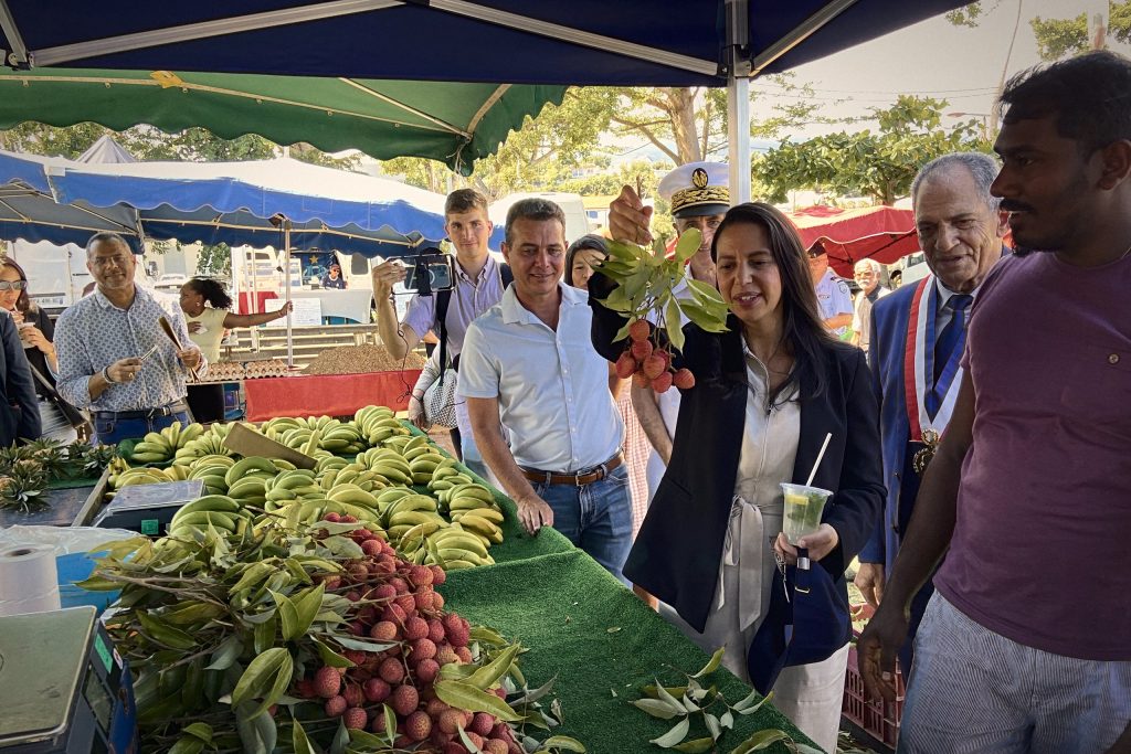 Naïma Moutchou, ministre des Outre-mer, en visite sur un marché à La Réunion