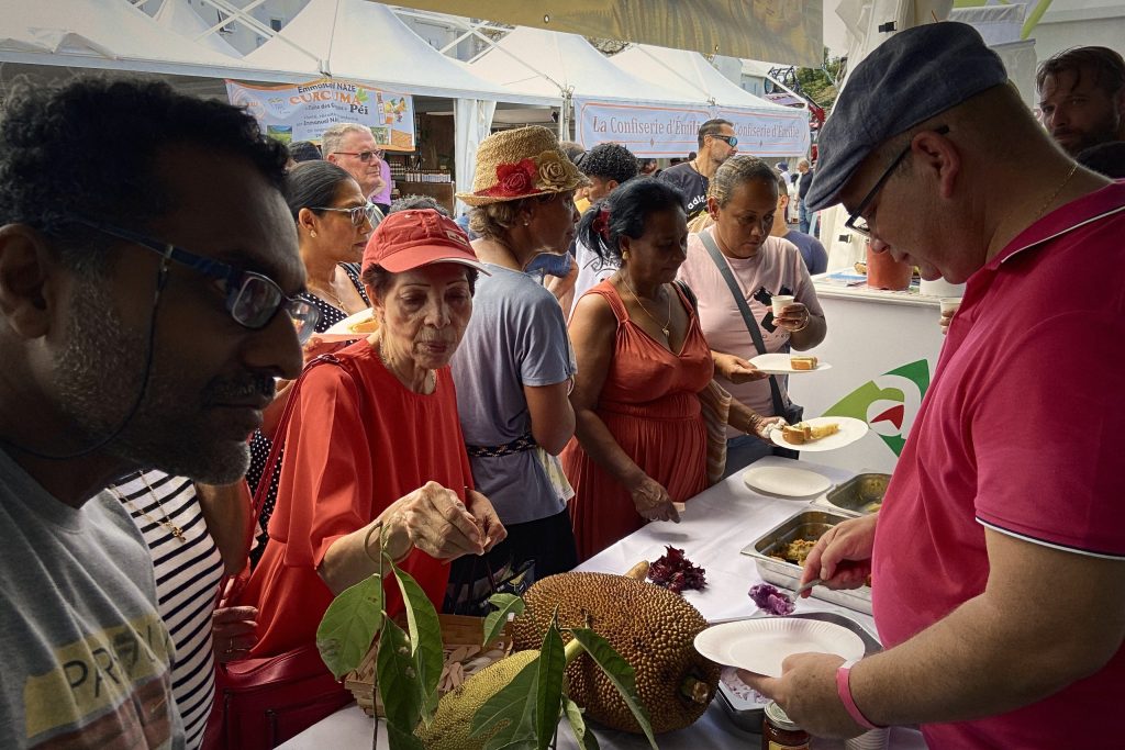 Dégustation de produits locaux sur un stand
