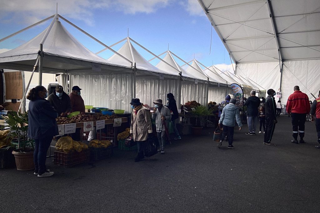 Marché de producteurs sous barnums, La Réunion