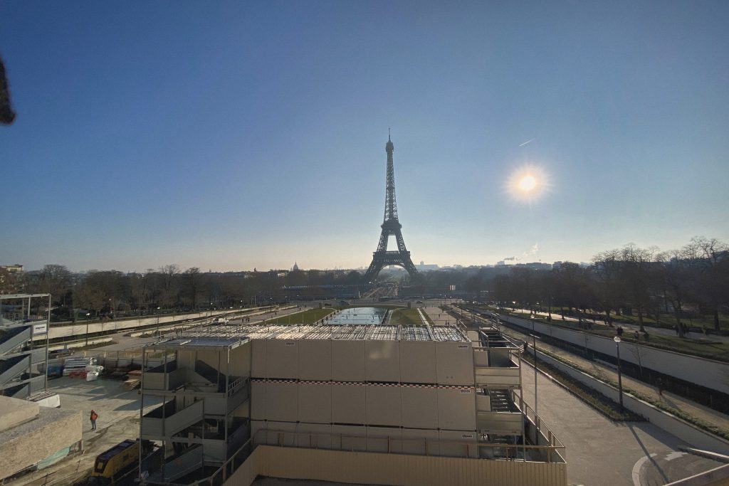 Ici et ailleurs